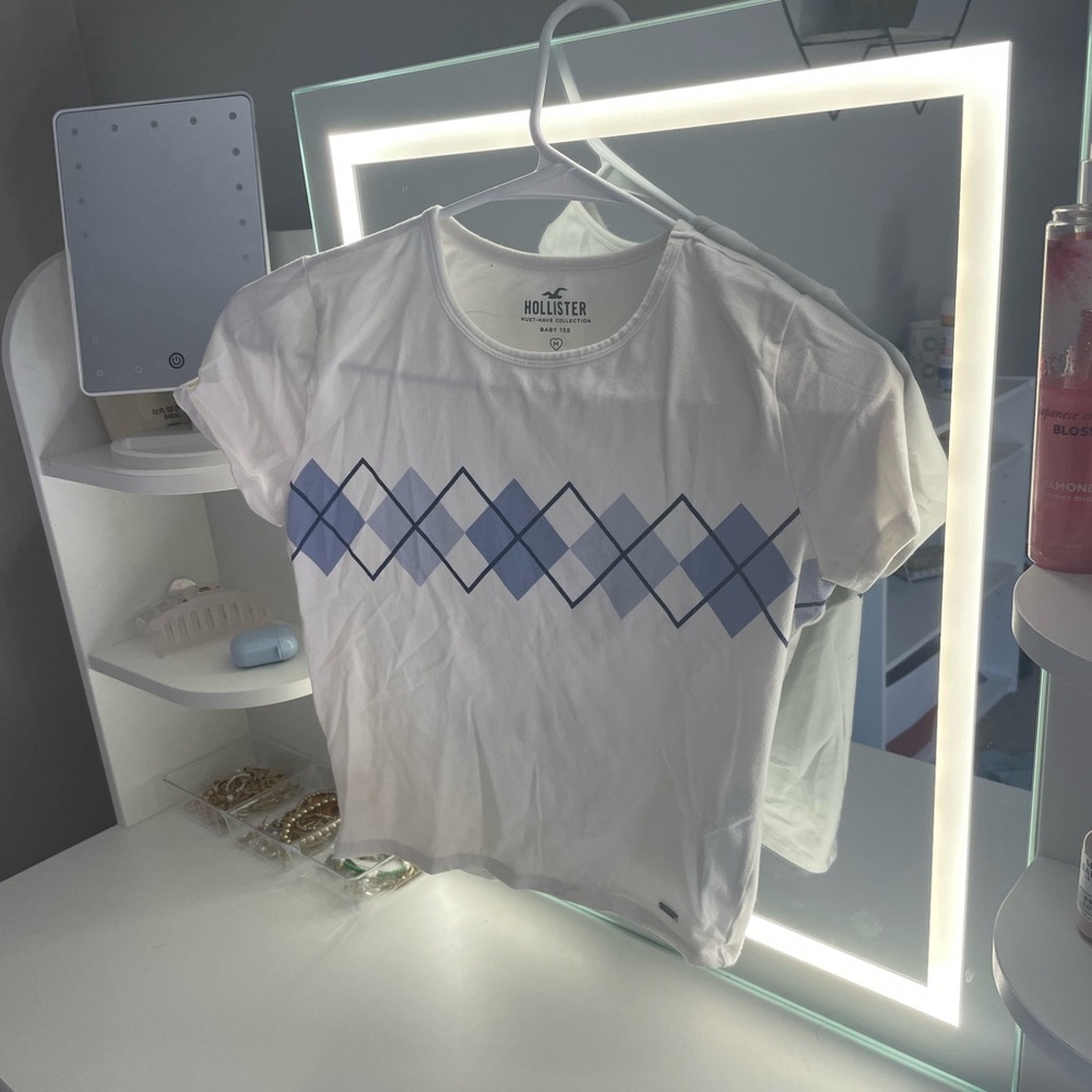 hollister baby tee!